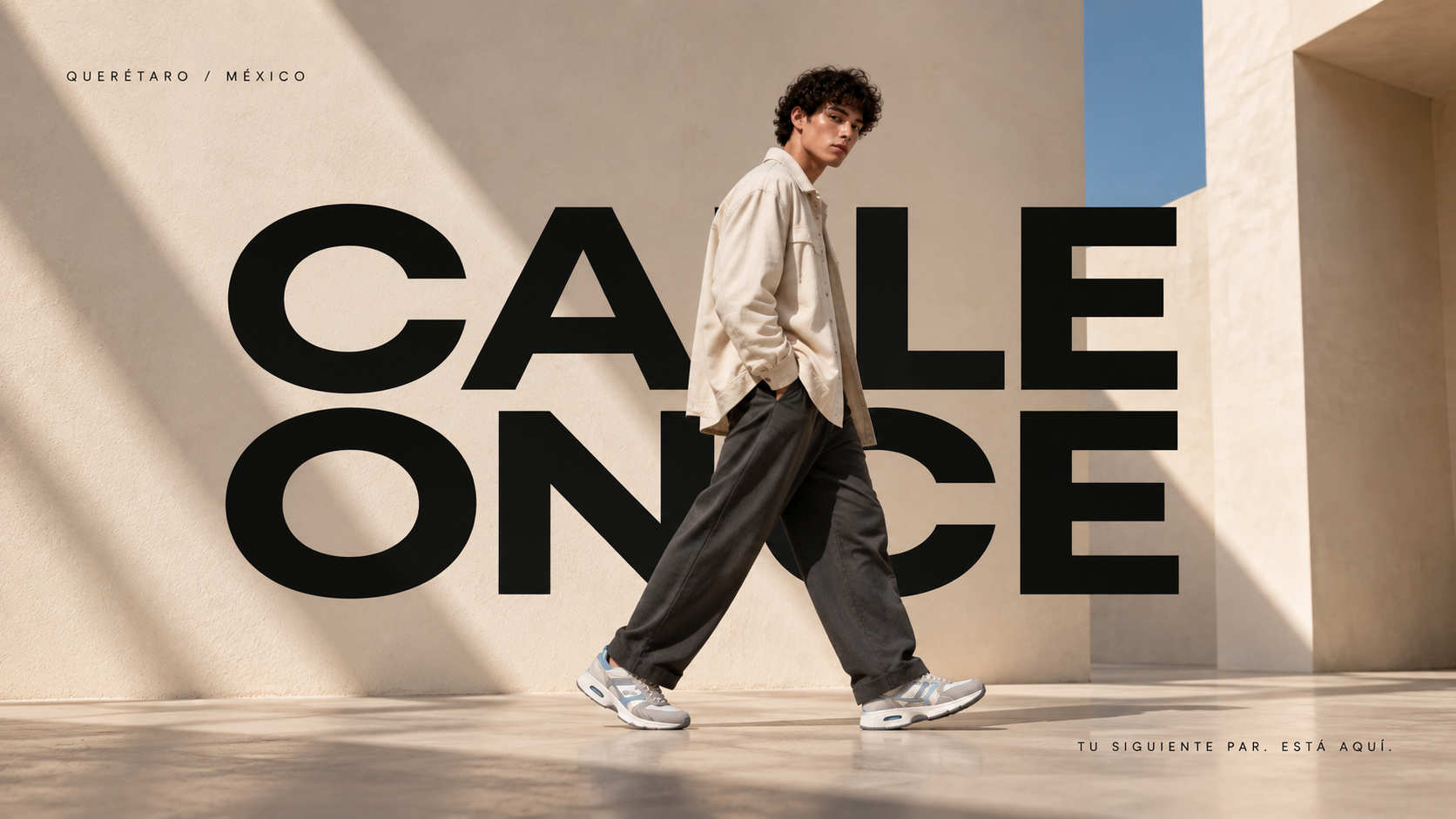 Modelo de Calle Once caminando con sneakers en un espacio arquitectónico de tonos arena